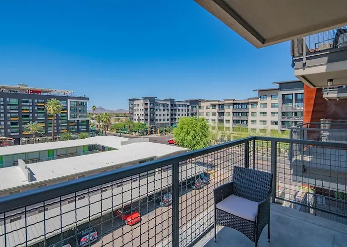 Near Phx Airport Balcony Wd Pool Gym & Parking Apartment