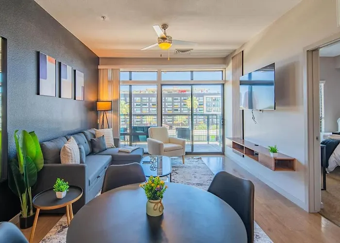 Near Phx Airport Balcony Wd Pool Gym & Parking Apartment