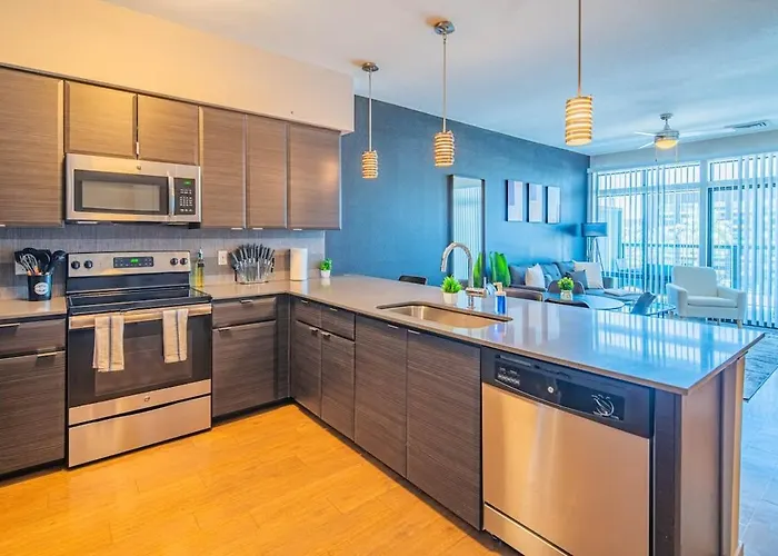 Near Phx Airport Balcony Wd Pool Gym & Parking Apartment *