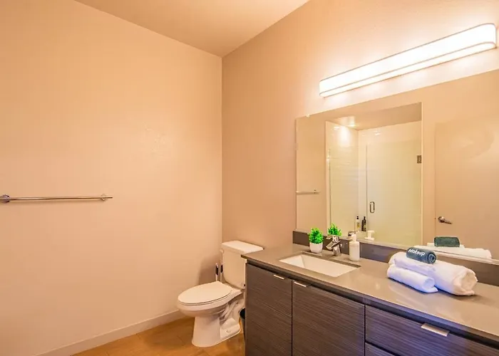 Near Phx Airport Balcony Wd Pool Gym & Parking Phoenix